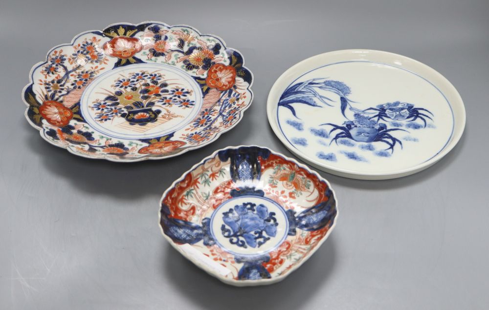 A Chinese blue and white crab dish and two Imari dishes, largest diameter 25cm